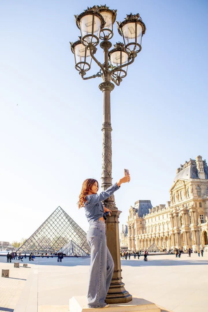 Caminhada espontânea durante passeio fotográfico pelo Louvre