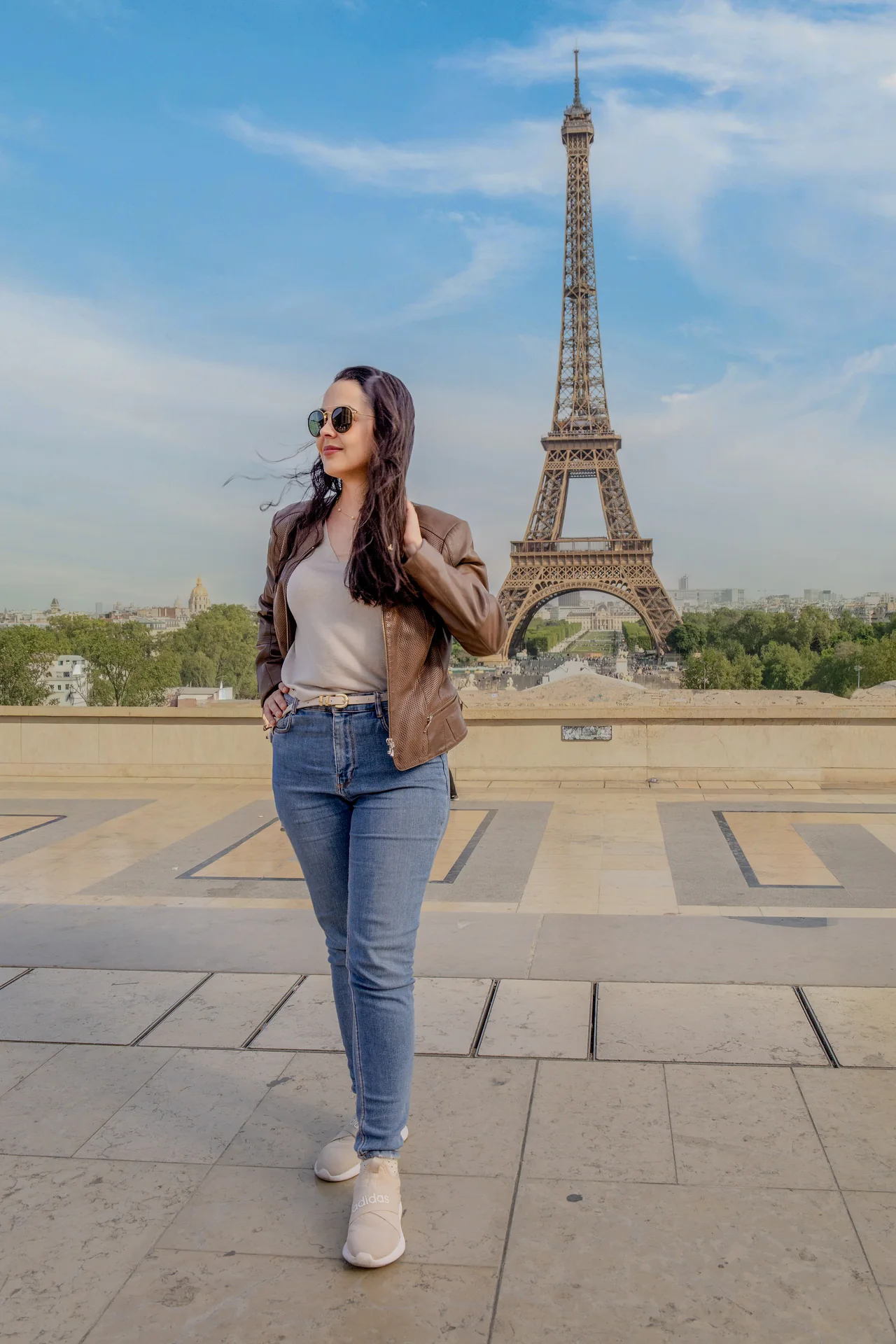 Mulher caminhando durante ensaio diante da Torre Eiffel