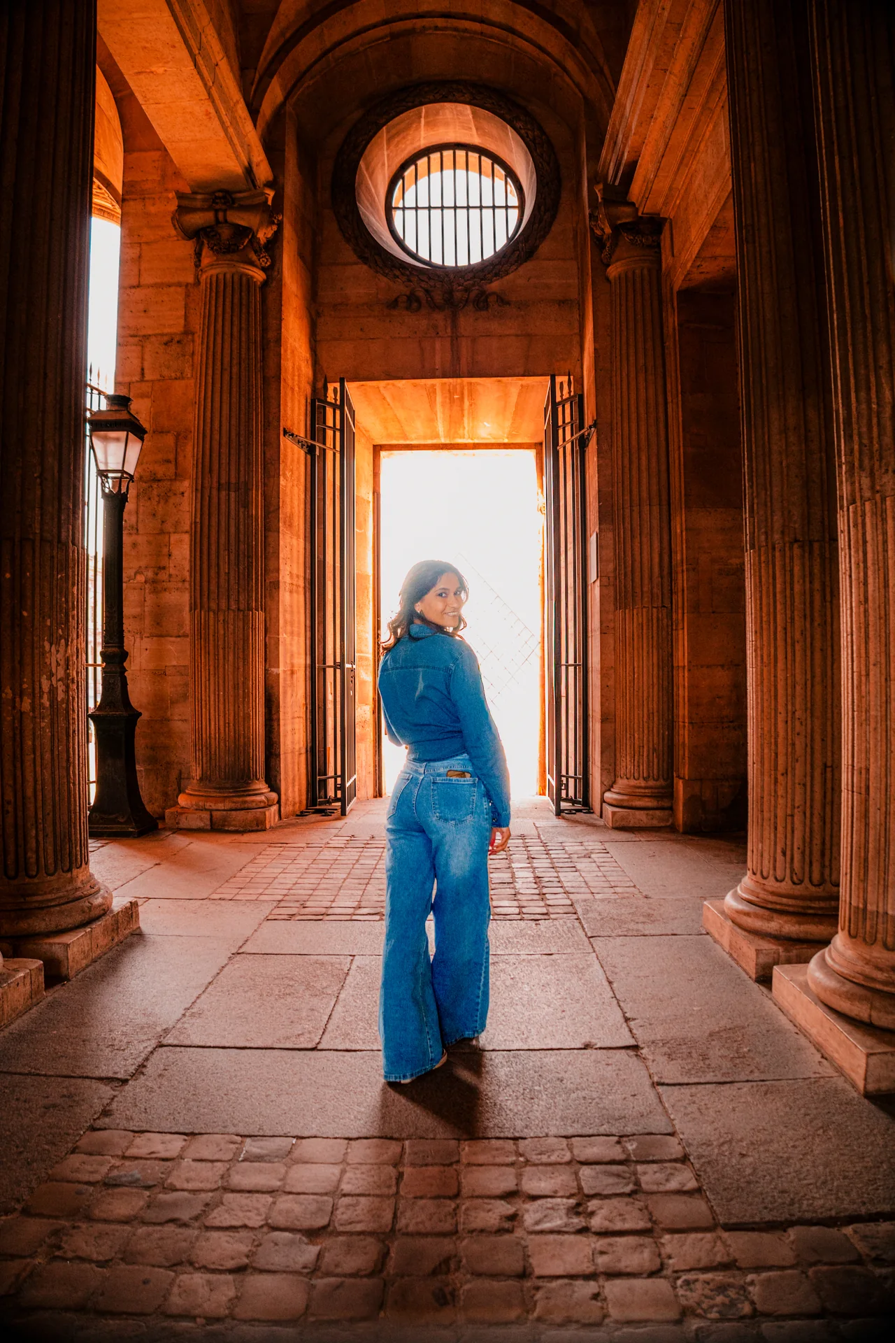 Retrato editorial em uma passagem histórica do Louvre