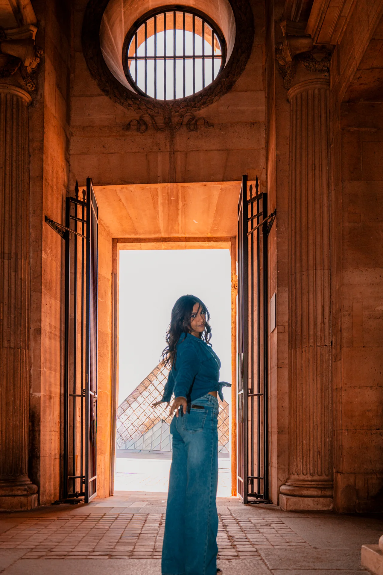 Silhueta feminina em passagem do Louvre