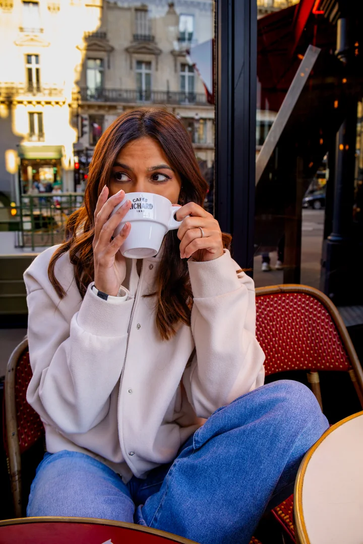 Retrato em café durante passeio fotográfico em Paris