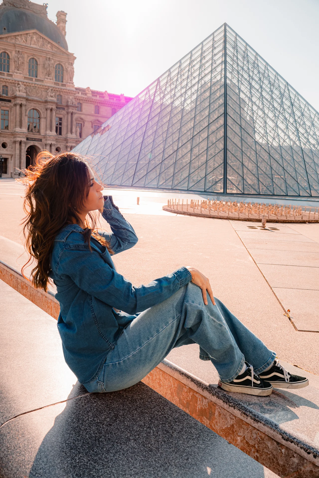 Retrato com luz dourada nos arredores do Louvre