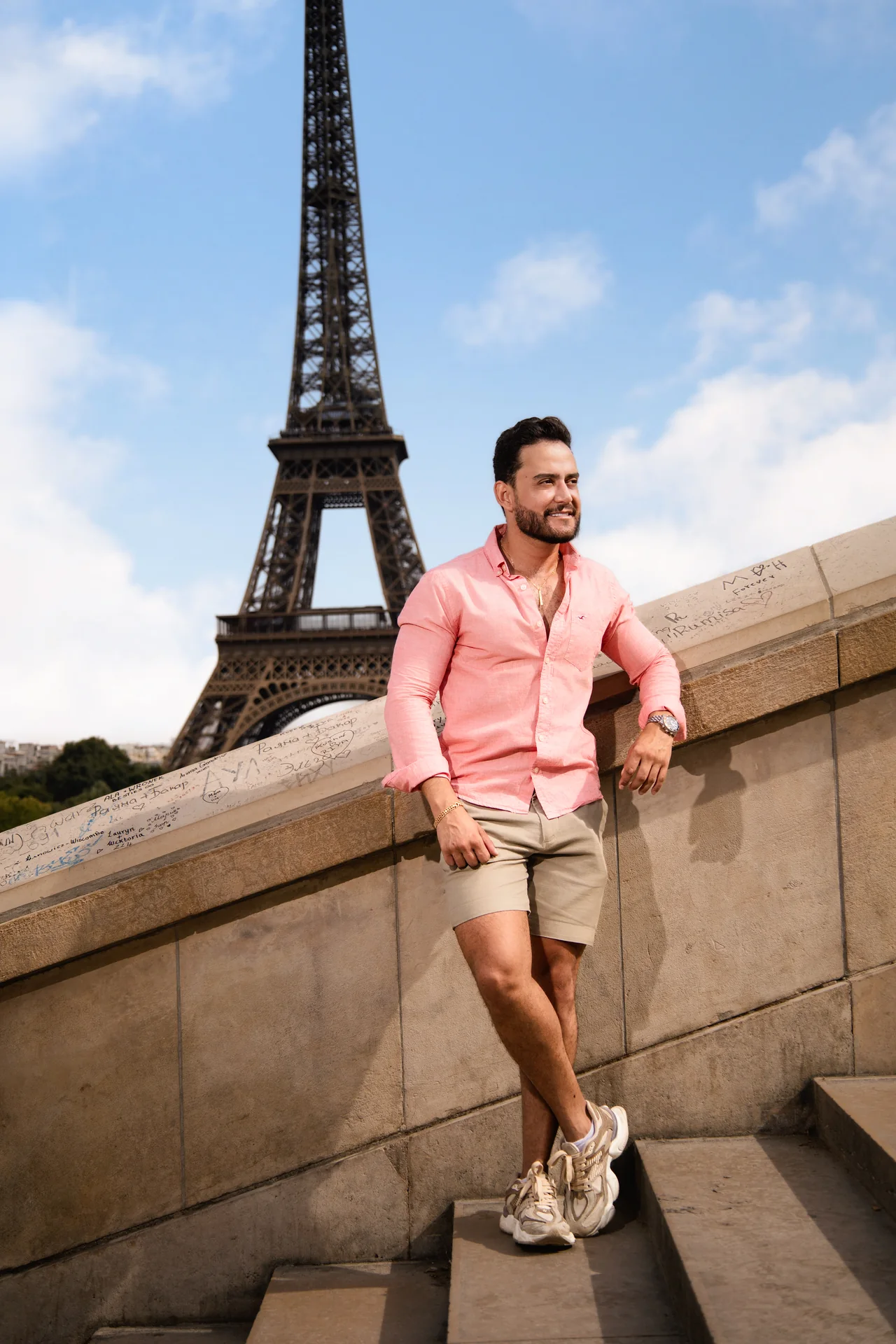 Retrato masculino em movimento próximo à Torre Eiffel