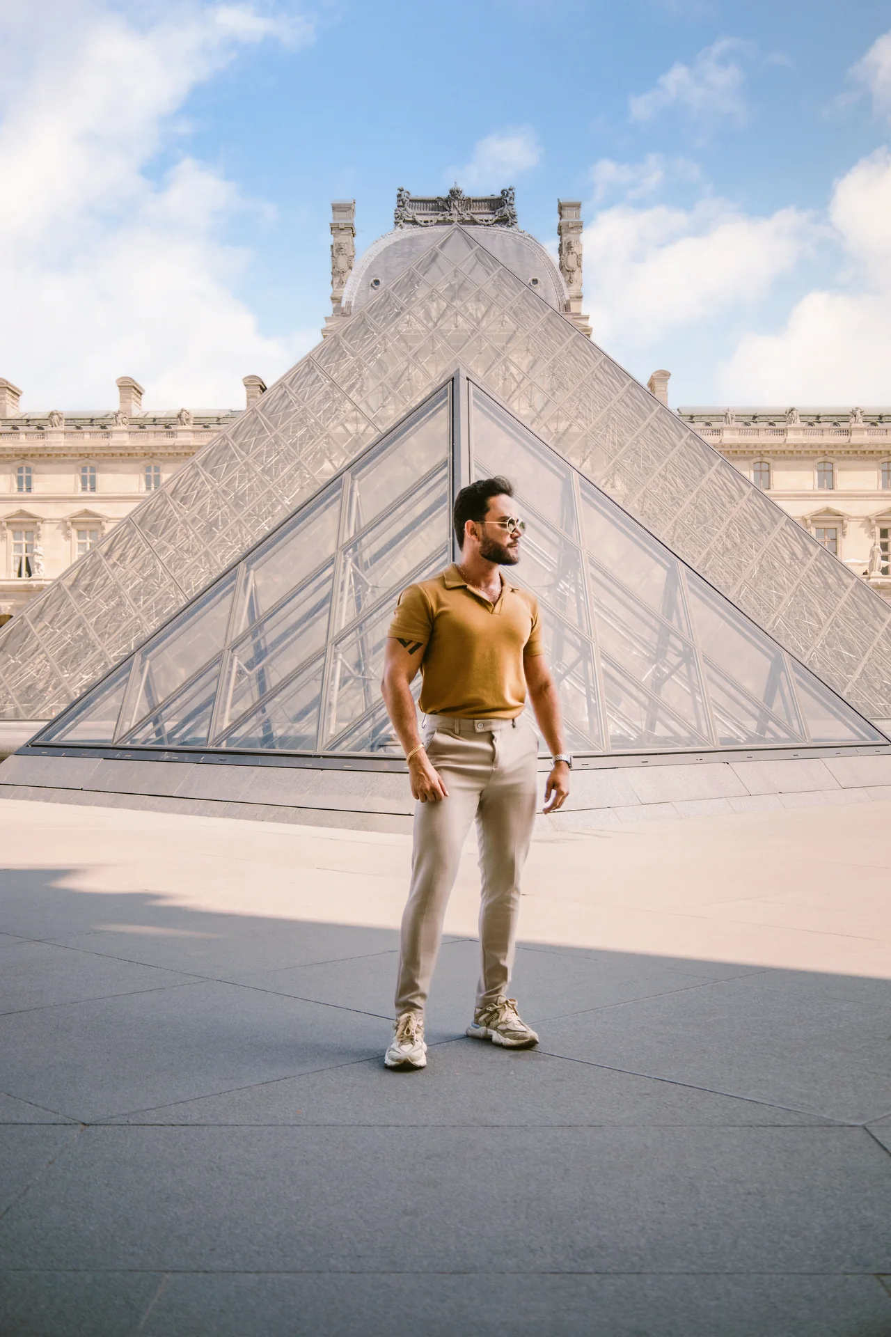 Retrato masculino em composição arquitetônica no Louvre