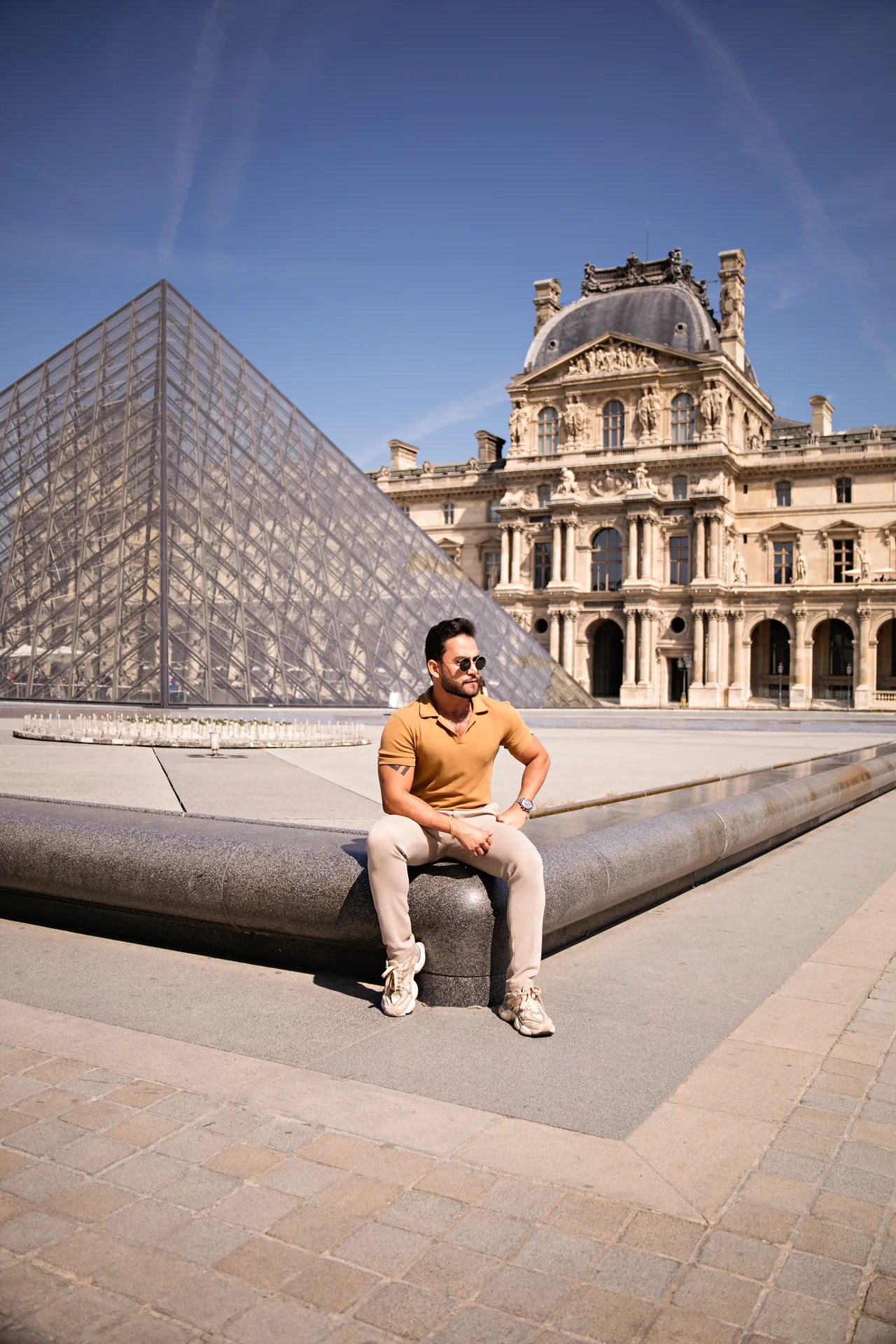 Retrato masculino sentado diante do Louvre