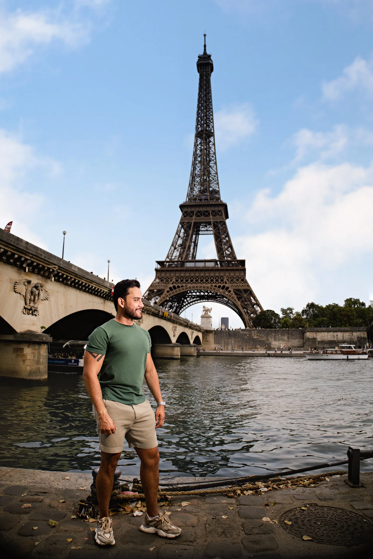 Retrato masculino às margens do Sena com a Torre Eiffel