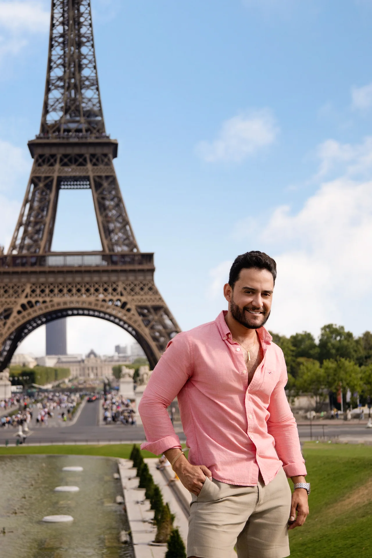 Retrato masculino com a Torre Eiffel ao fundo