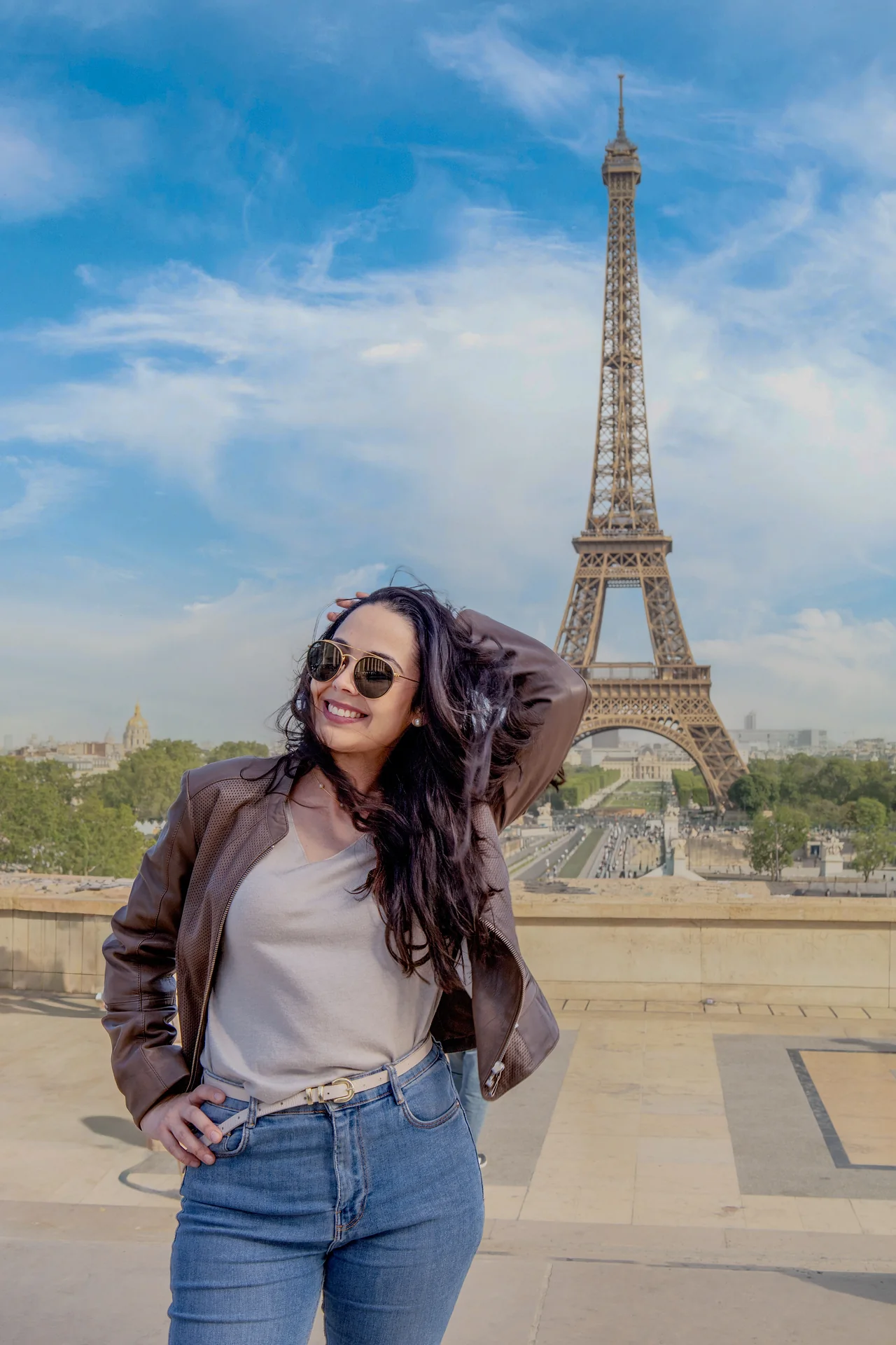 Retrato feminino espontâneo com a Torre Eiffel ao fundo
