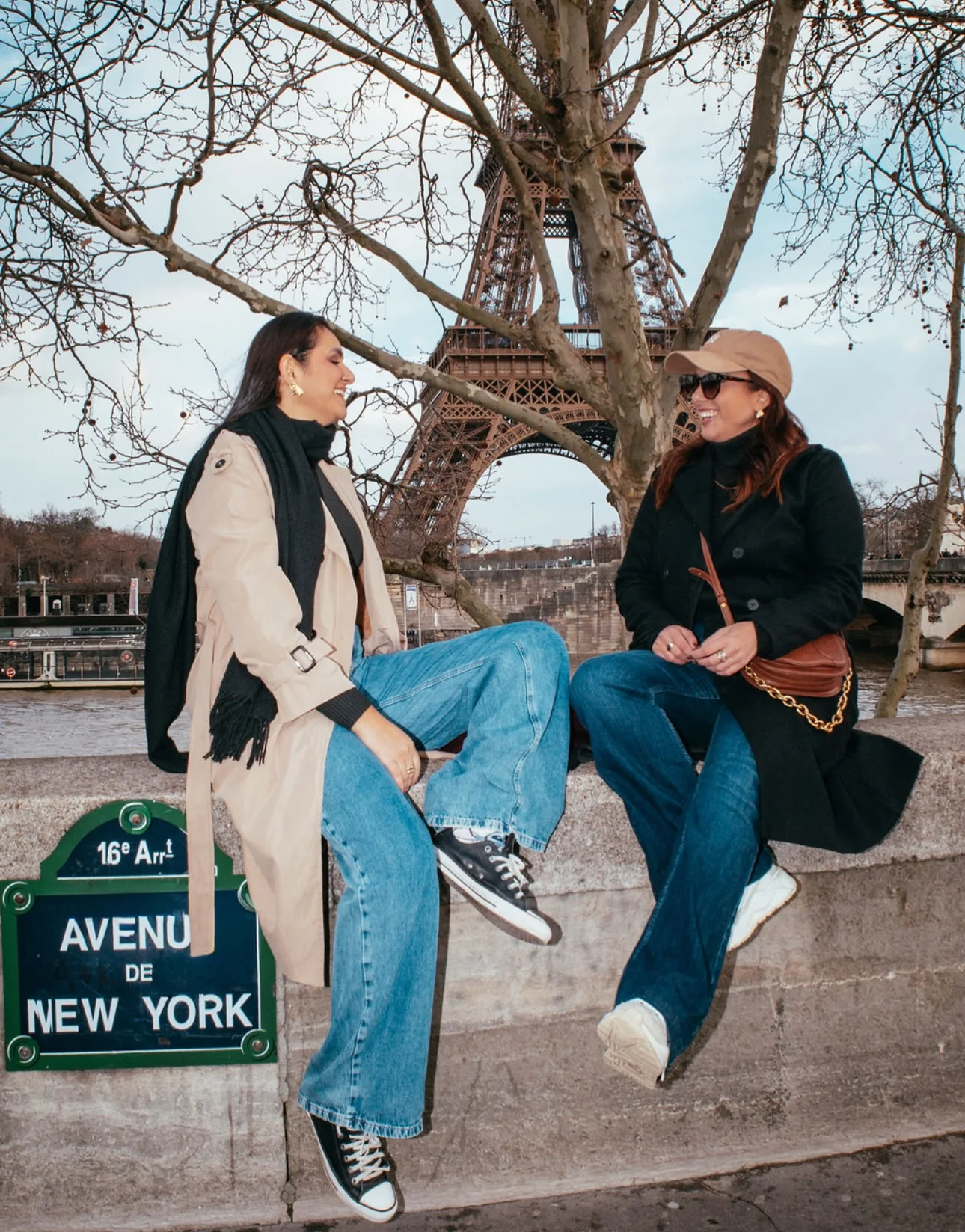 Amigas diante da Torre Eiffel