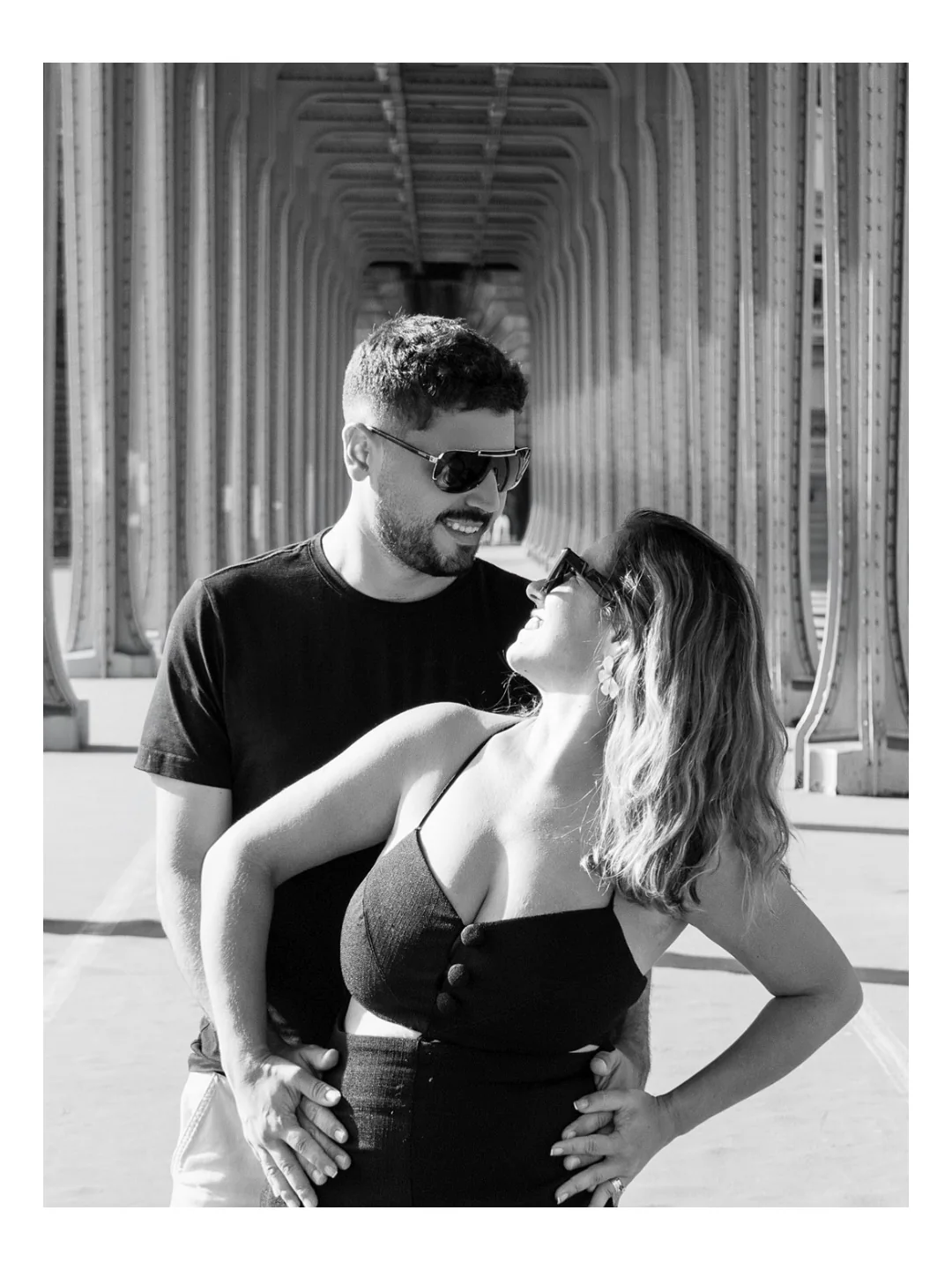 Casal em retrato espontâneo sob as colunas de Paris