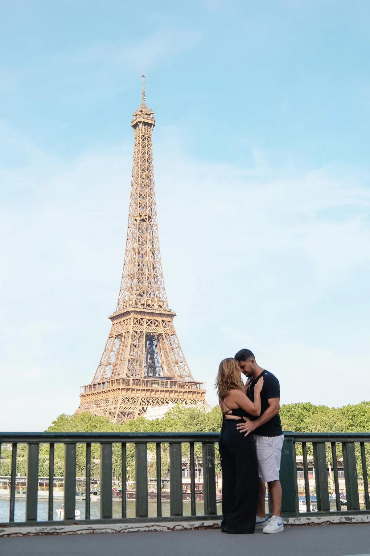 Casal em composição ampla com Paris depois do pedido