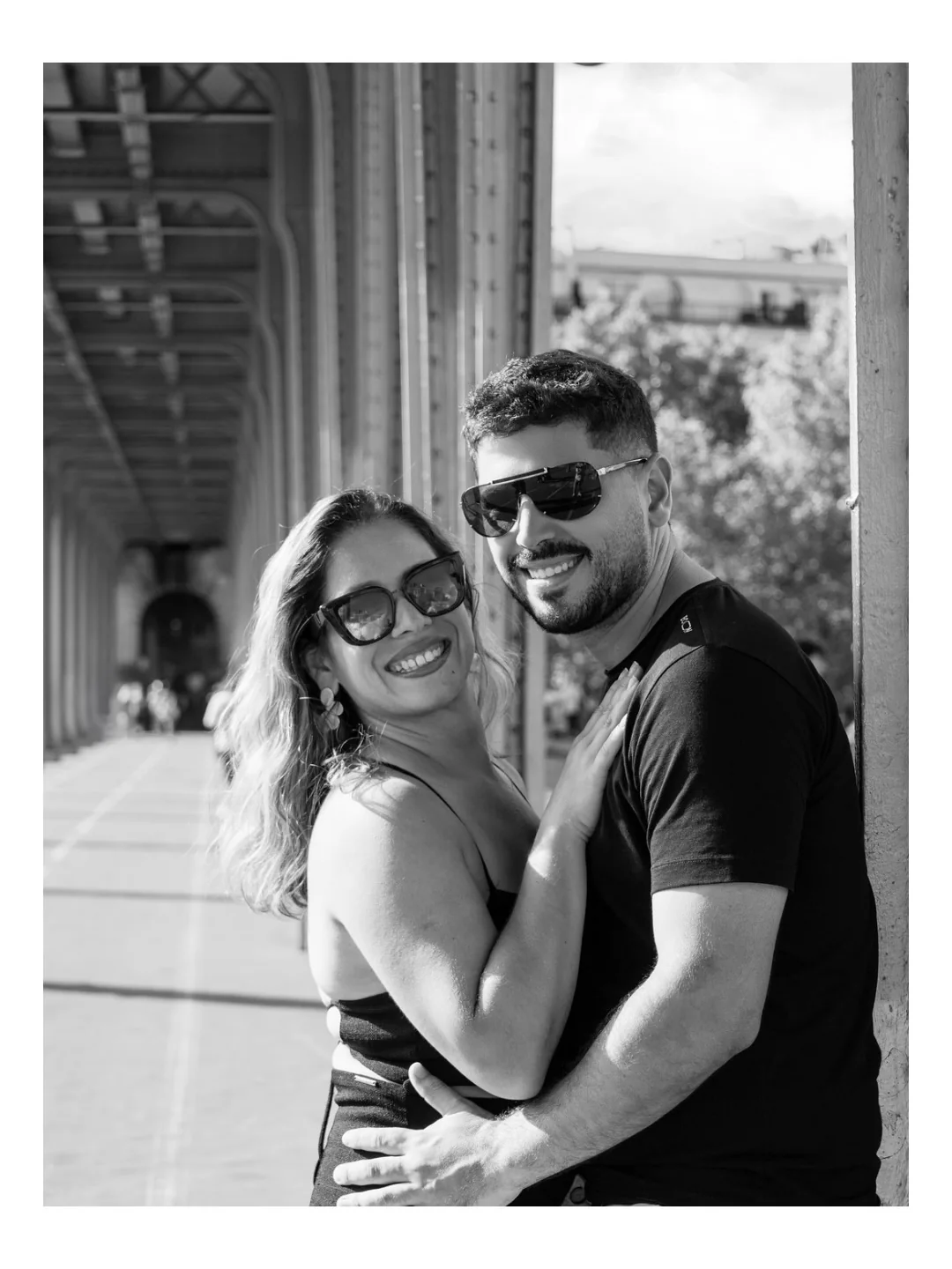 Retrato romântico de casal em preto e branco
