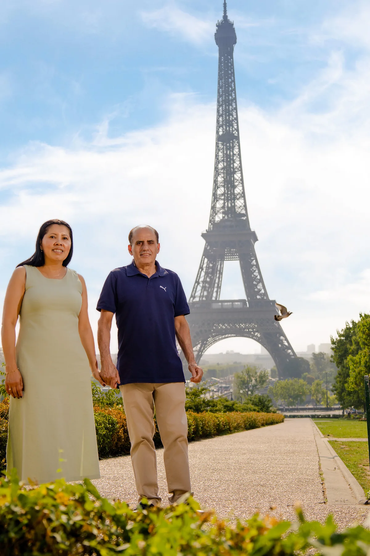 Casal maduro caminhando diante da Torre Eiffel