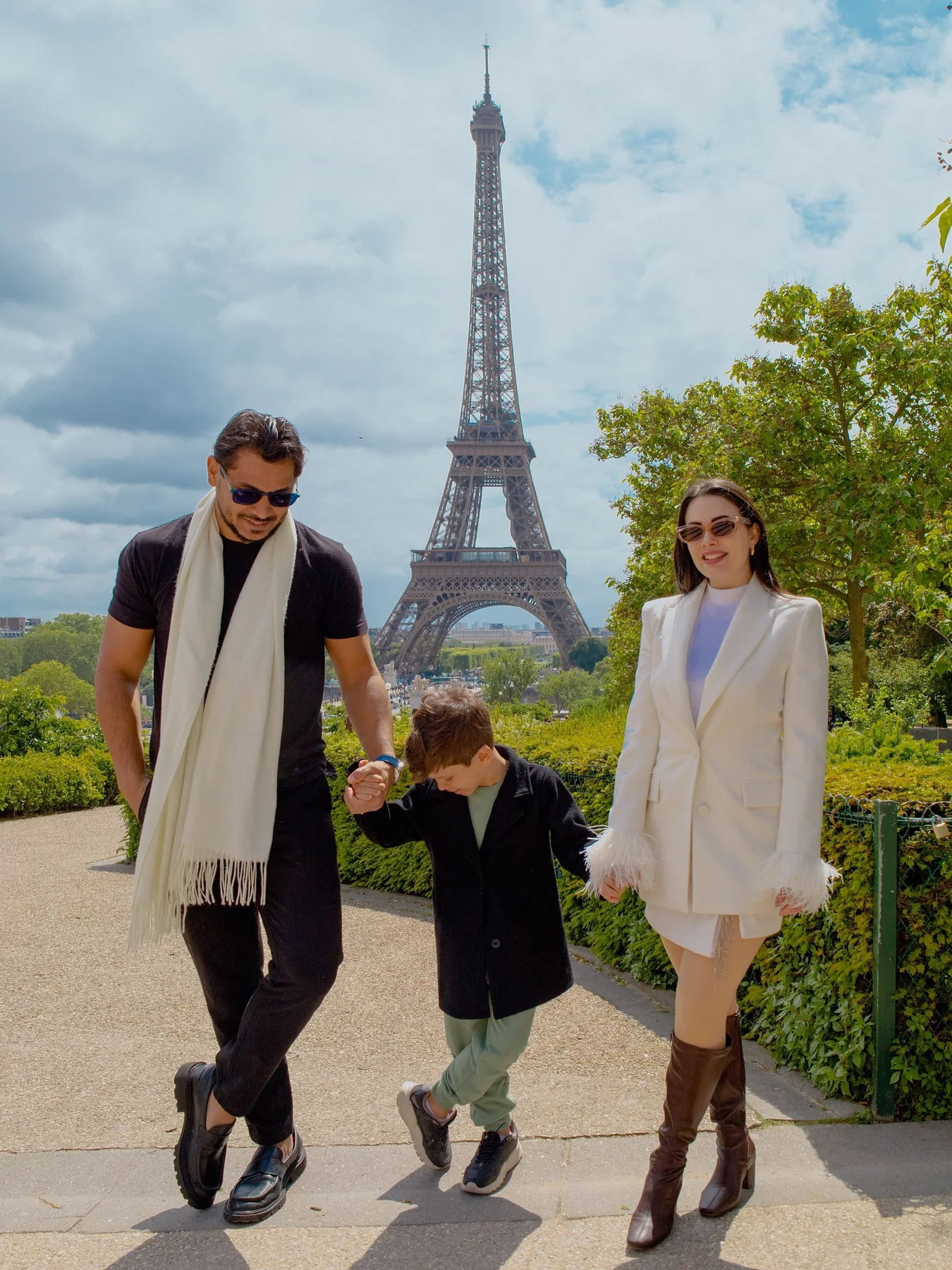 Família caminhando em Paris com a Torre Eiffel ao fundo