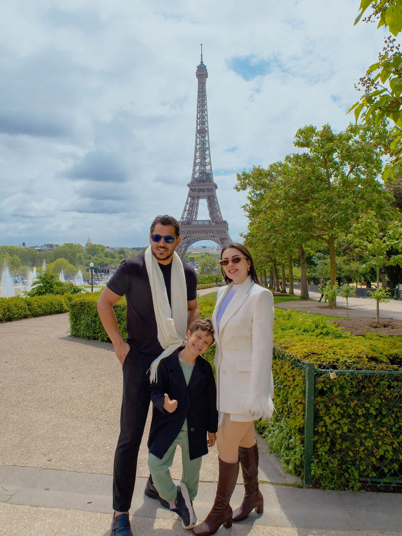 Família reunida diante da Torre Eiffel