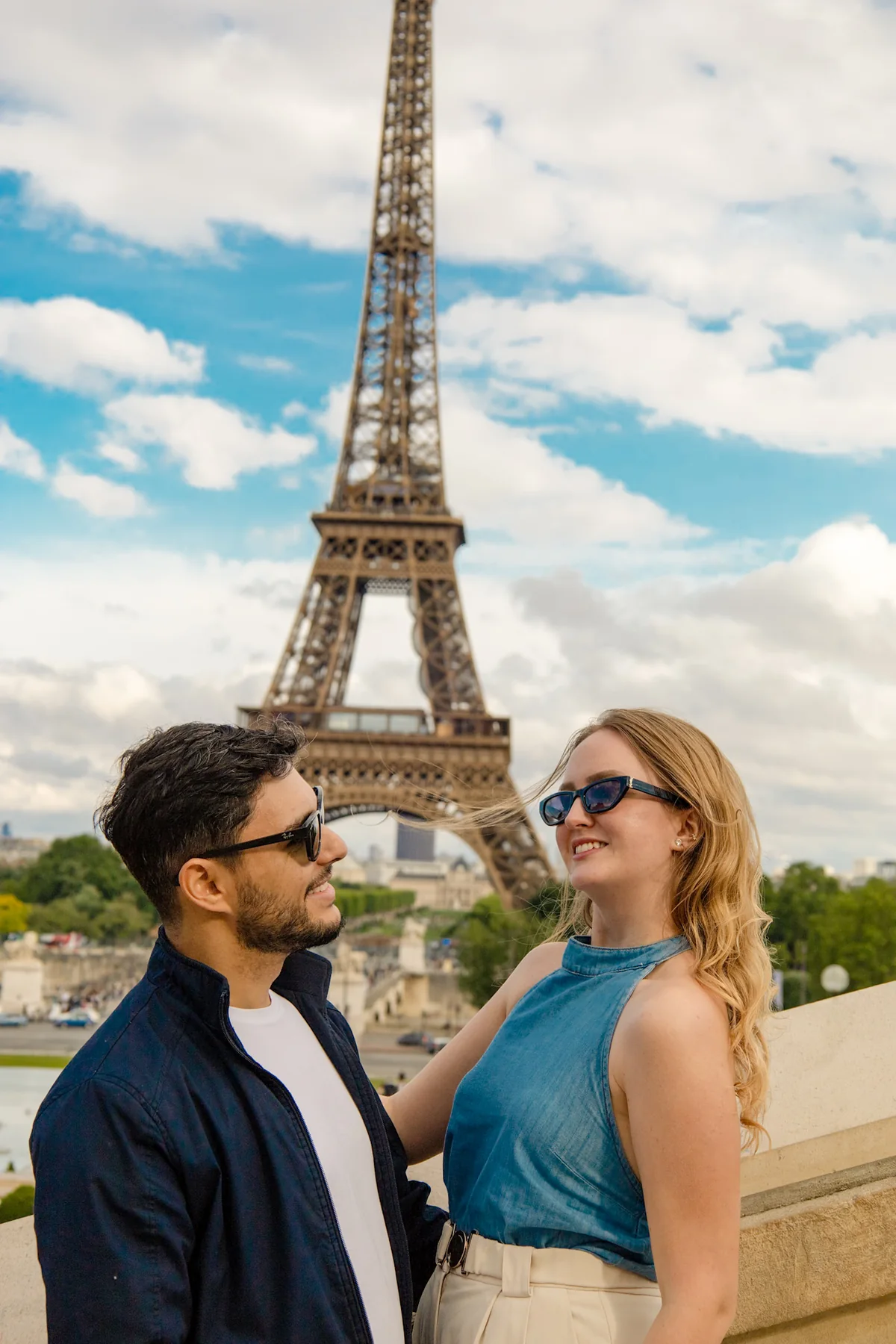 Casal compartilhando um momento de emoção em Paris